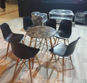 اجاره ست سی آی پی ۴ نفره پایه چوبی مشکی
